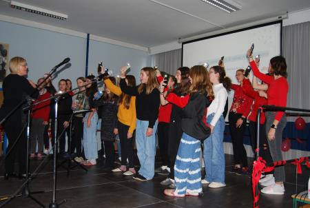 Nastop mladinskega pevskega zbora z zborovodkinjo Damjano Kinkela